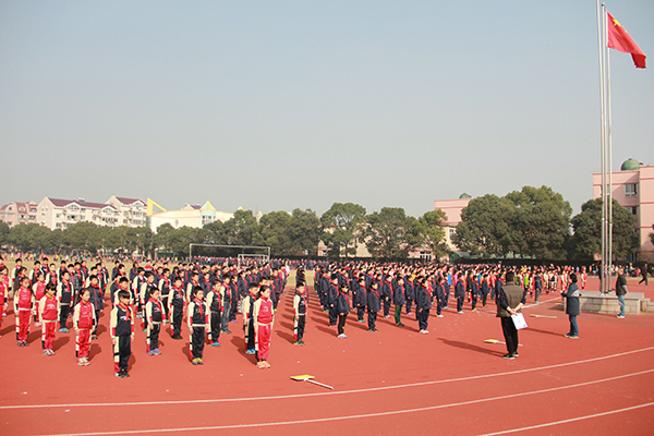 华新小学冬季踢跳比赛